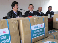 成龍聯同羽絨城向四川地震殘障人士送贈400件暖衣