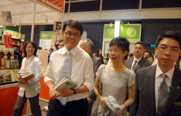 環境局局長邱騰華：要懂得選擇書籍！