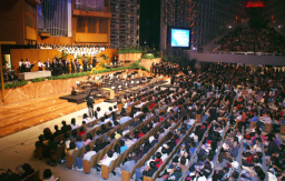 華人佈道家張伯笠水晶大教堂佈道  逾300人信主