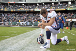 美球星下跪祈禱「提博照」熱傳