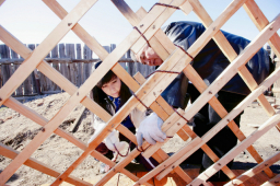 周慧敏蒙古行 地下坑渠訪街童