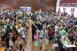 800多人沙田河畔擔水行 體驗艱辛多珍惜