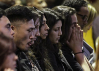 加州教會紀念校園槍擊案遇害者