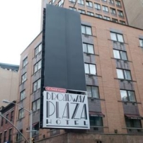 牧師投訴不雅 可口可樂撤走巨型半裸女廣告