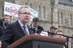 加國萬人聚集渥太華反墮胎 籲重新定義「人」