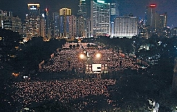 香港18萬人燭光晚會紀念「六四」