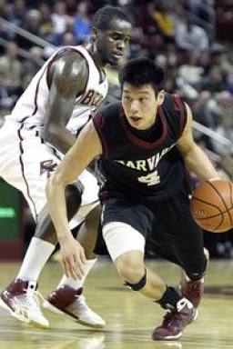 林書豪拒夜店女生投懷送抱 紳士表現贏尊重