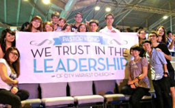 城市豐收教會會友反對將康希等牧者解職