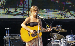 無肢力克胞妹米雪首度現身 鼓勵港人「做回自己」