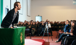 力克胡哲向17萬哥倫比亞警員傳福音