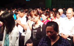 唐崇榮佈道會 台東縣長夫人一同禱告