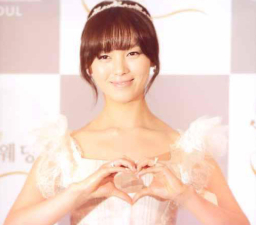 韓星閔先藝與宣教士夫婿誕下小公主