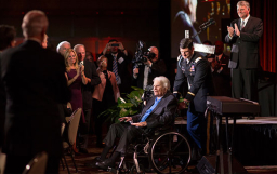 葛培理95歲慶生 講十字架震憾訊息