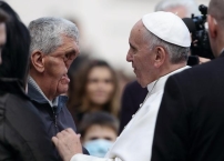 教宗方濟擁抱「陷臉人」感動世界