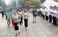 汶川地震失雙腿 廖智戴假肢跑完上海馬拉松