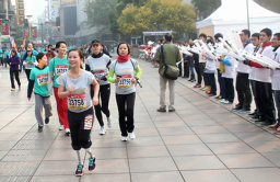 汶川地震失雙腿 廖智戴假肢跑完上海馬拉松