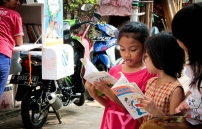 宣明會電單車圖書館穿梭印尼鬧市 數千孩童受惠