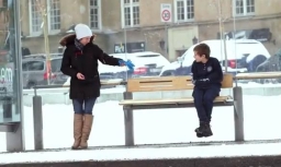 挪威人向凍僵孩子紛紛伸援手 影片熱播喚愛心