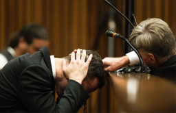 證人指「刀鋒戰士」痛哭求 上帝讓女友存活