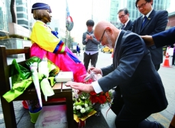 日籍牧師在韓國慰安婦少女銅像前下跪懺悔