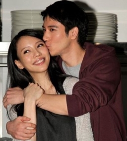 王力宏愛妻李靚蕾懷寶寶掩不住喜悅