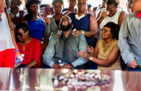 被警察射死 美青年追思禮傳達希望信息