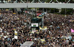 社會氣氛撕裂影響人際關係 港七成市民「不開心」