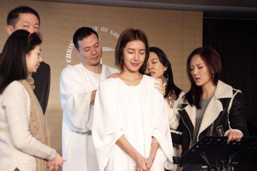 台灣藝人楊謹華生日受洗象徵「基督裡重生」