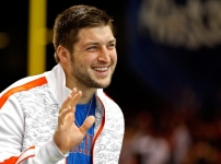 前美式足球明星蒂博 菲律賓辦慈善兒童醫院