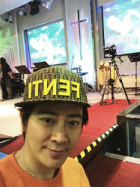 孫耀威與爺爺「天堂再會」 父親受洗歸主