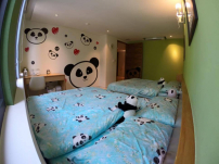 范范黑人贊助熊貓病房 望病童感受家的溫暖