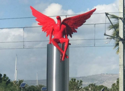 希臘豎立紅色魔鬼像 逾百基督徒示威抗議