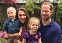 父母見證生命奇蹟：女兒天生無雙腎今天已四歲！