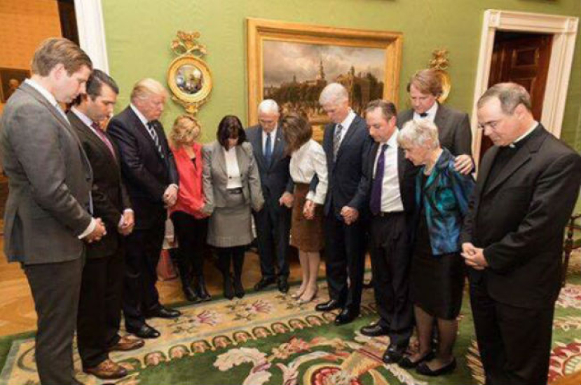 研究中心民調：美國人不信任特朗普 但七成基督徒為他禱告