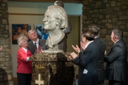 中國頂級雕塑家袁熙坤創葛培理雕像 封刀之作致敬福音使者