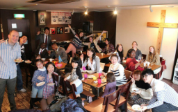 港宣教士嫁日本牧師 酒吧教會服侍多種族