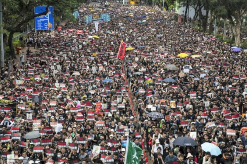 社會撕裂重創心靈 心理學家倡滑浪理論治療