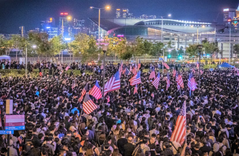 萬人赴人權法案感恩會 美牧師見證：跪街求港現民主