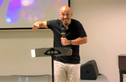 美知名華裔牧者居港服侍貧民 陳恩藩挑戰教會追求崇高理想