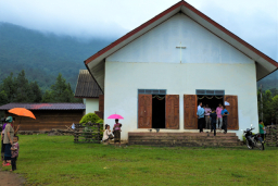老撾薩滿巫師尋上帝入獄 誓建教會為村民掃盲