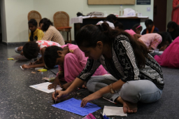 發展國兒童疫情下停課 老師社交群組錄音教學