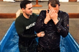 英國第二波疫情鎖城 教堂舉行洗禮警察阻信徒進入