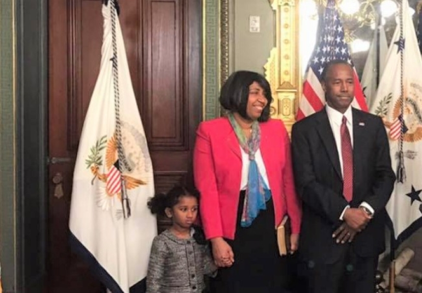 美國住房部長治癒新冠病毒 稱上帝仍掌權　