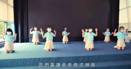 馬來西亞疫情反彈 幼童唱詩跪求上帝憐憫