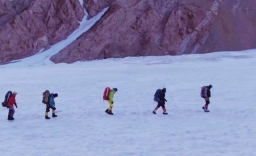 世界第一峰珠穆朗瑪 30多登山客爆感染