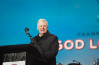 佈道家葛福臨 完成心臟手術待康復