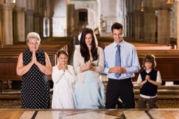 強勢家庭10項特徵：父母子女一起祈禱讀經去教堂
