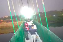 印度吊橋倒塌造成至少141人死亡