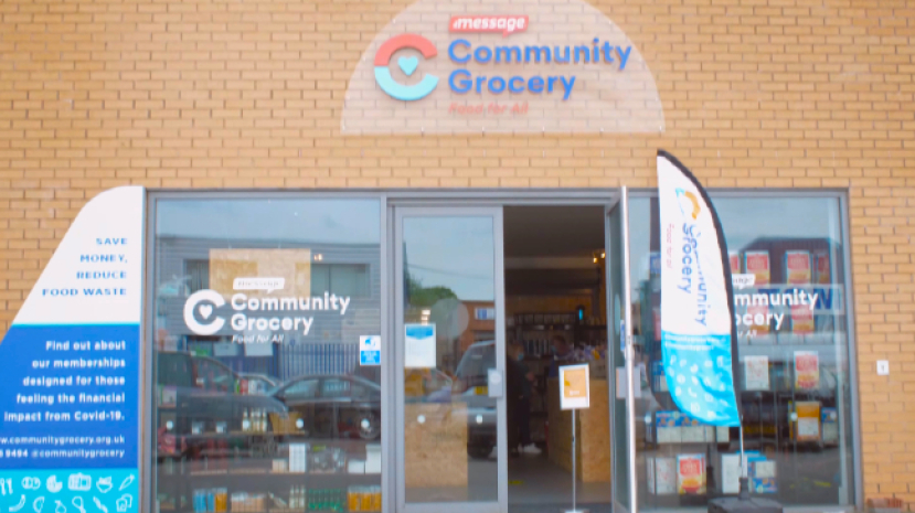 英國2萬家庭食不飽 社區雜貨店提供食物開福音班