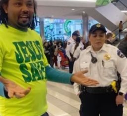 美國男子襯衫印「耶穌拯救」入商場被保安阻撓